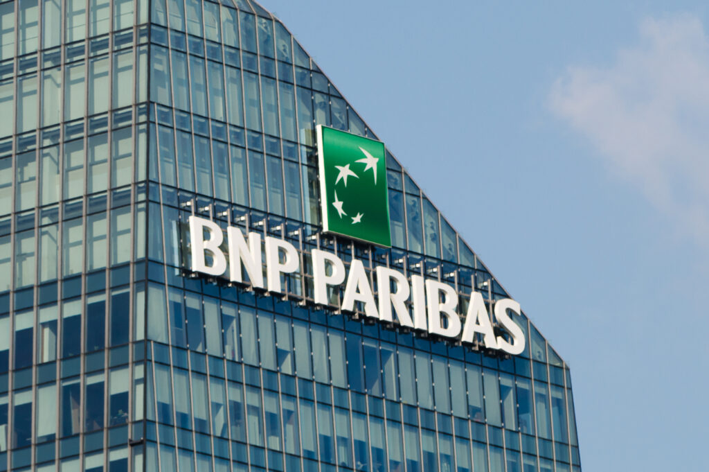 Darstellung der Aktienentwicklungen von BNP Paribas und UBS, die unterschiedliche Finanzlagen widerspiegeln.