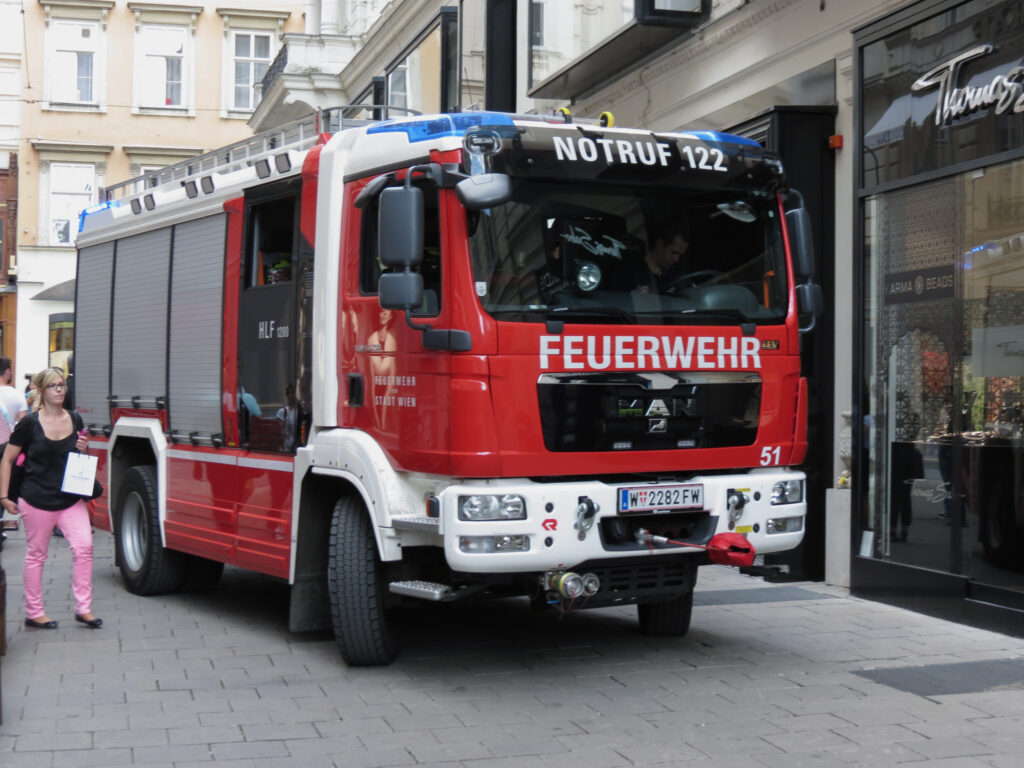 Feuer Recyclinganlage Pill: Feuerwehr löscht Brand in einer Recyclinganlage in Pill