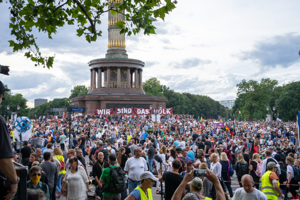 Zehntausende demonstrieren in Berlin gegen die Zusammenarbeit der CDU mit der AfD in der Einwanderungsfrage.