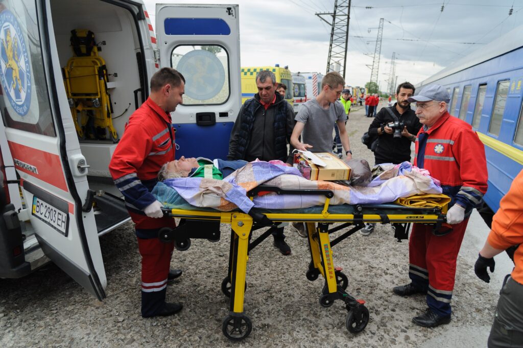 Ukraine Gesundheitssystem Krieg: Ukrainische Ärzte behandeln Patienten in einem beschädigten Krankenhaus