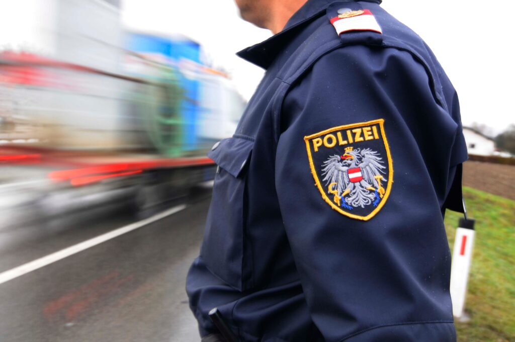 Polizei im Einsatz während einer Verfolgungsjagd in der Region Krems. Verfolgungsjagd Polizei Hagenbrunn