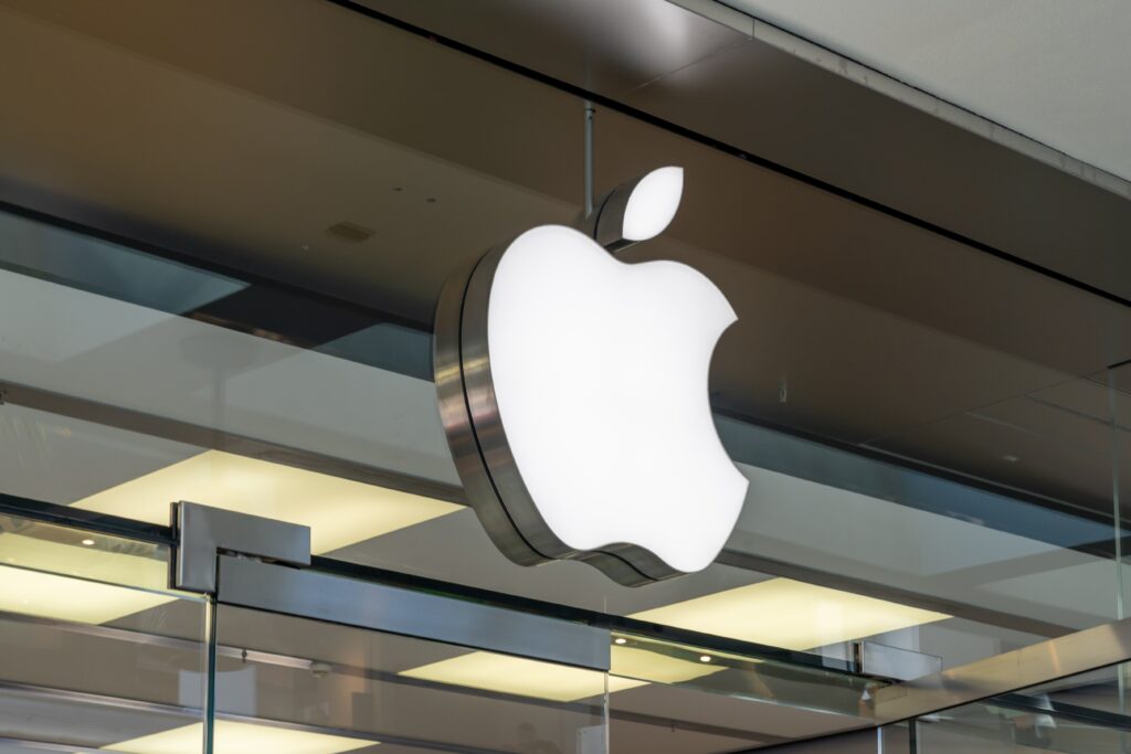 Apple Hintertür verschlüsselte Daten: Darstellung eines iPhones mit einer offenen digitalen Hintertür für Datenzugriff