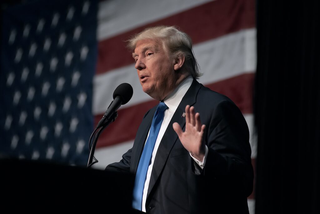 Trump betont ernste Gespräche mit Russland und kritisiert die Ukraine-Politik von Zelenskyj und Biden. Trump Russland Gespräche Ukraine Krieg Zelenskyj Biden 2024 Wahlkampf