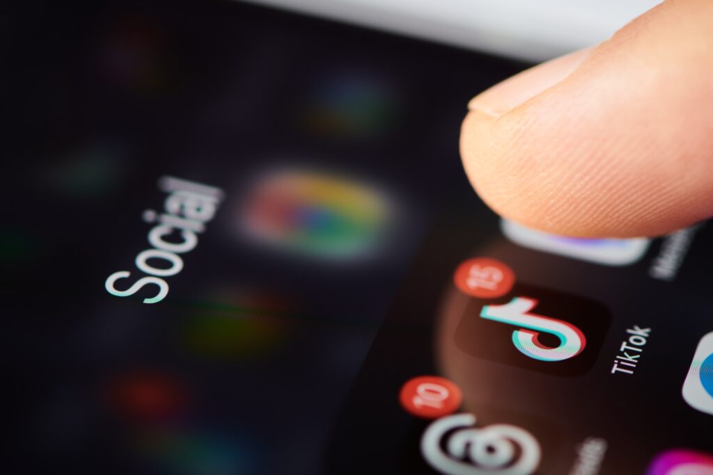 TikTok Verbot USA verschoben: Smartphone mit TikTok-App auf dem Bildschirm, symbolisiert die Rückkehr in US-App-Stores.