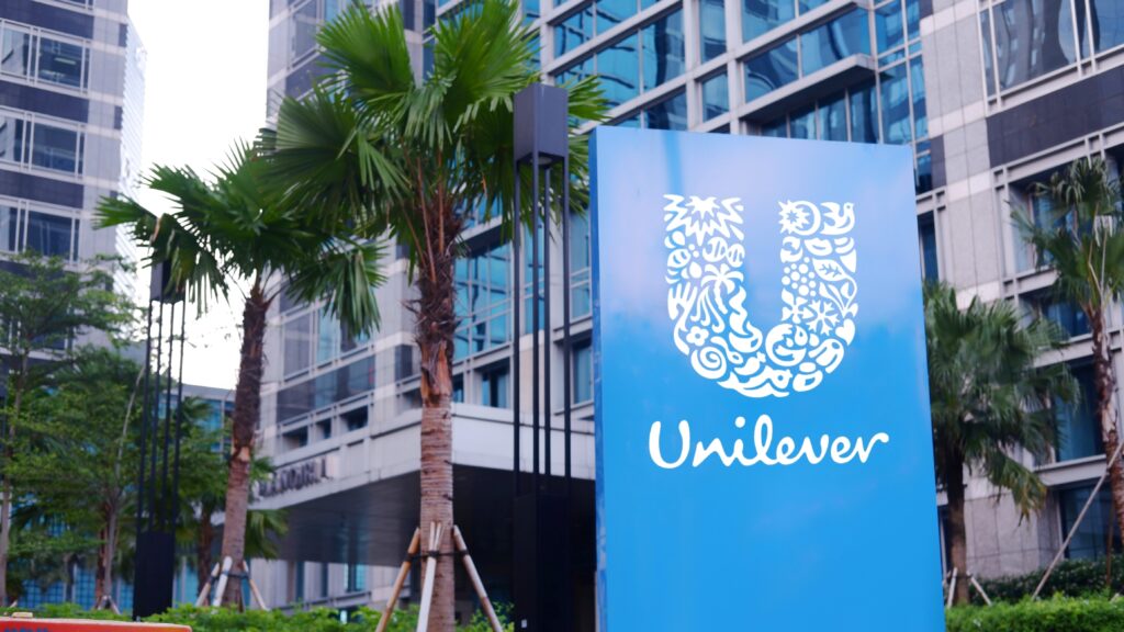 Unilever Eissparte Amsterdam: Unilever-Logo vor einer Börsentafel mit Aktienkursen und Finanzdaten.