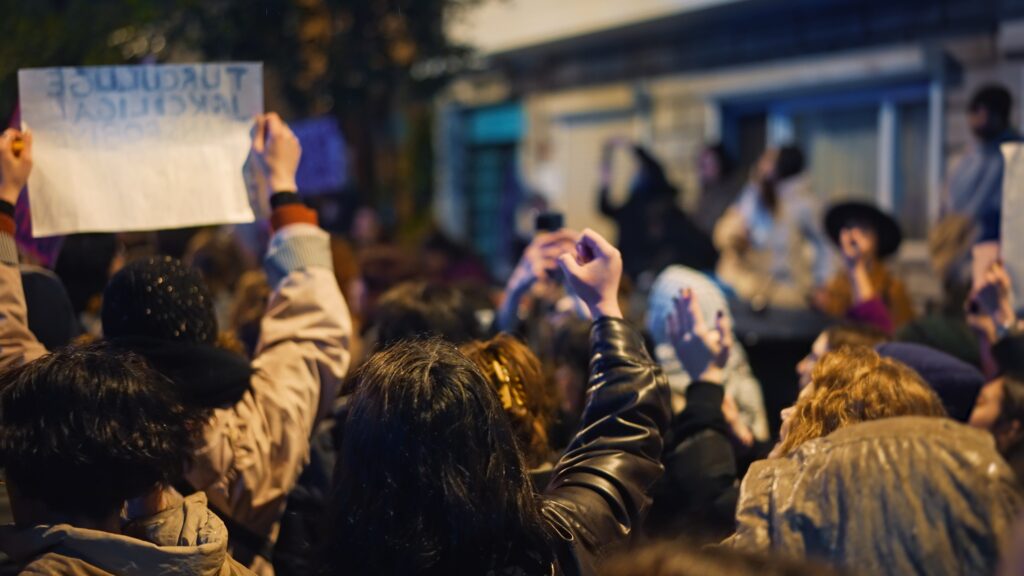 Demonstranten in Valencia fordern den Rücktritt von Carlos Mazón wegen schlechter Krisenbewältigung nach den Überschwemmungen