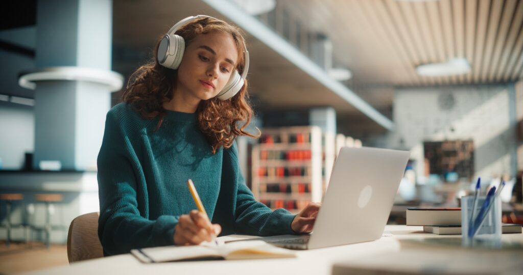 Noise-Cancelling-Kopfhörer Auswirkungen: Person trägt Noise-Cancelling-Kopfhörer in ruhiger Umgebung