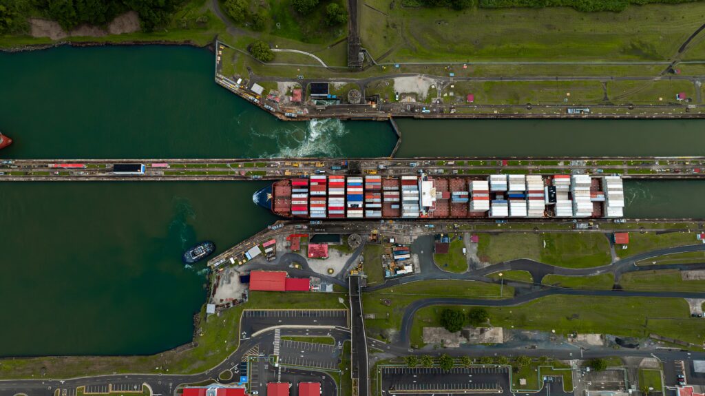 Der Panamakanal als strategischer Handelspunkt, der US-Schiffen weiterhin Gebühren auferlegt.