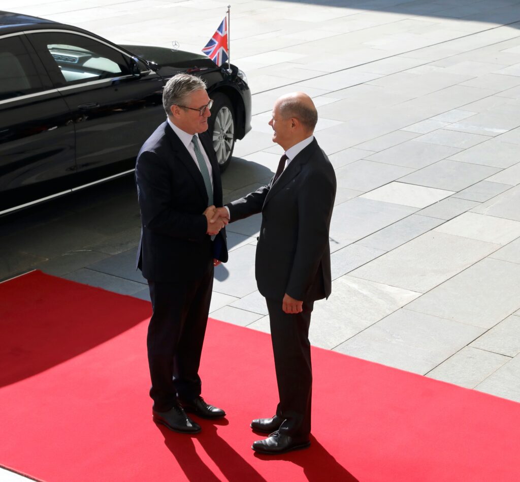 Keir Starmer empfängt Olaf Scholz auf seinem Landsitz, um die britisch-europäischen Beziehungen neu auszurichten.