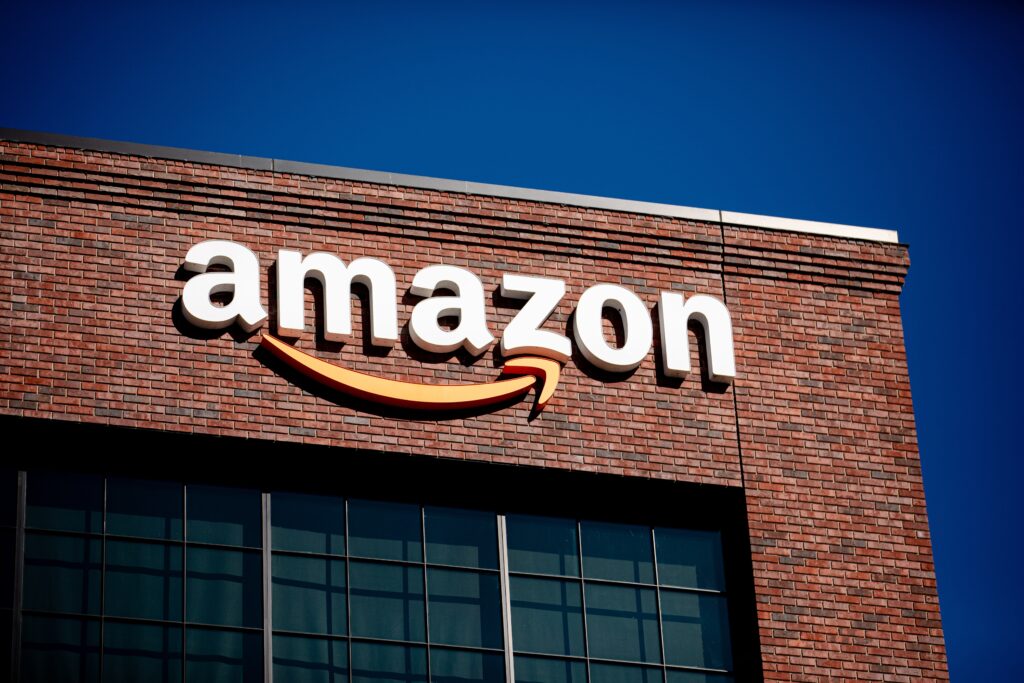 Amazons schwache Umsatzprognose: Amazon-Logo auf einem digitalen Finanzchart mit fallenden Aktienkursen