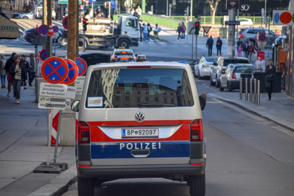 Messerangriff Villach Tatmotiv: Polizeisperre in Villach nach Messerangriff mit Einsatzkräften am Tatort.