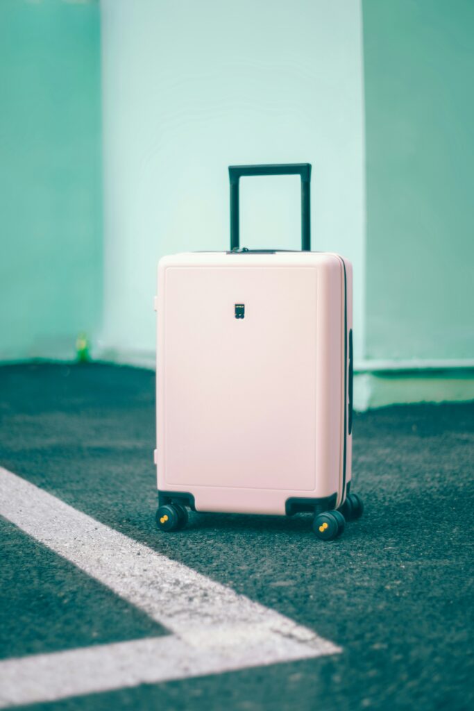 Apple AirTags Gepäckverfolgung Reise: Koffer mit Apple AirTag auf einem Flughafen-Gepäckband.